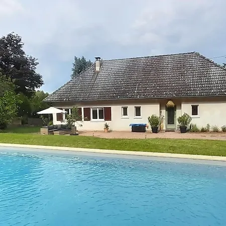 Au Calme Avec Grande Piscine Holiday home
